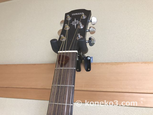 日本人気超絶の ギターハンガー 壁掛け スタンド アコギ ベース ウクレレ 三味線 黒 ブラック