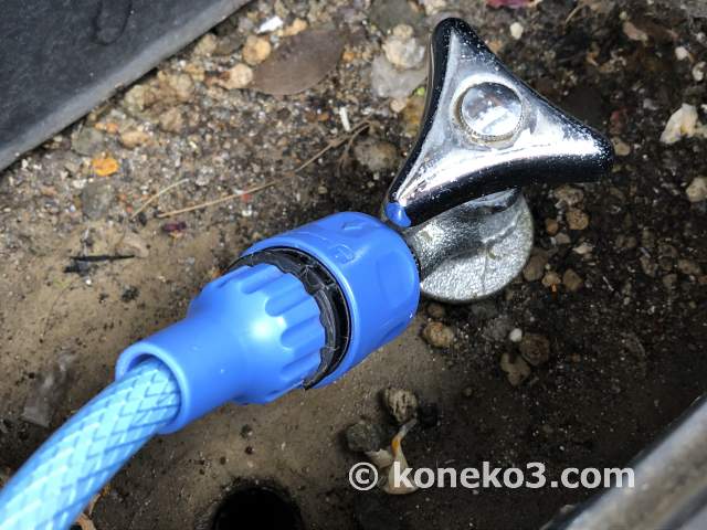 ホースリールと地下散水栓の接続部からの水漏れを直す