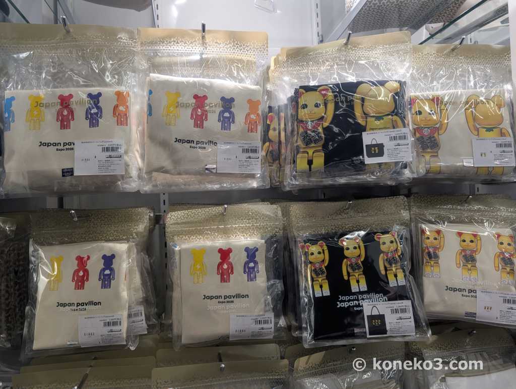 日本館と BE@RBRICK のコラボグッズ１
