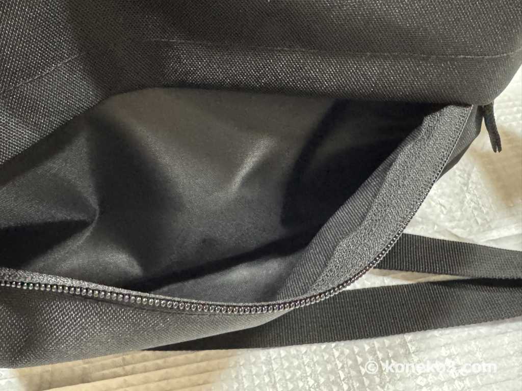 前面ポケットの内側