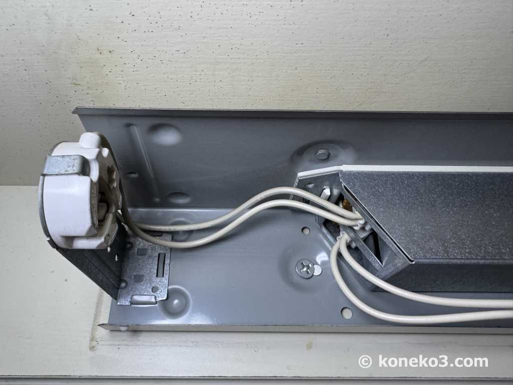 固定ネジの取り外し