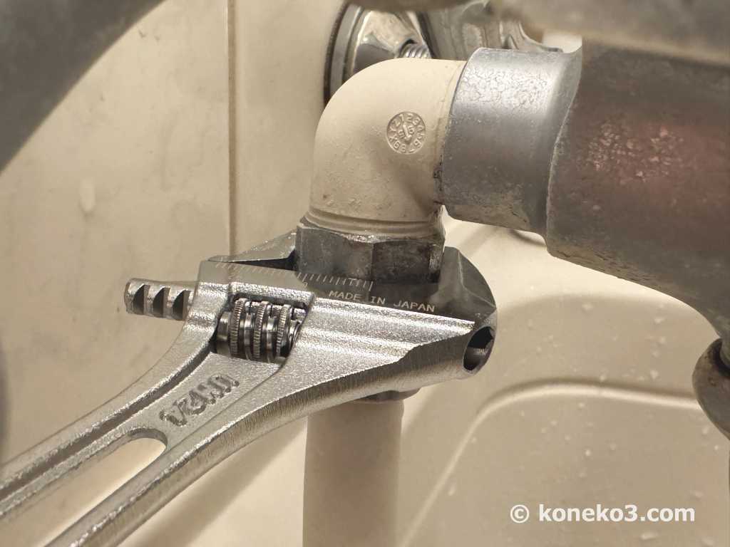 ナットを緩める