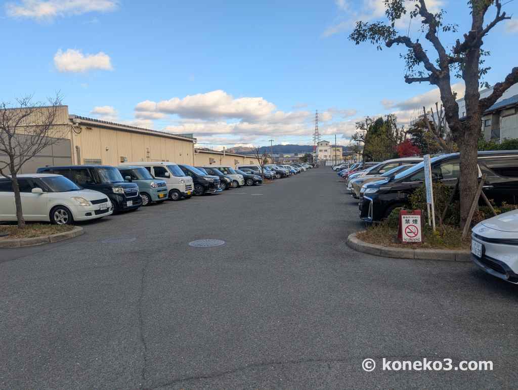 奥へと続く駐車場