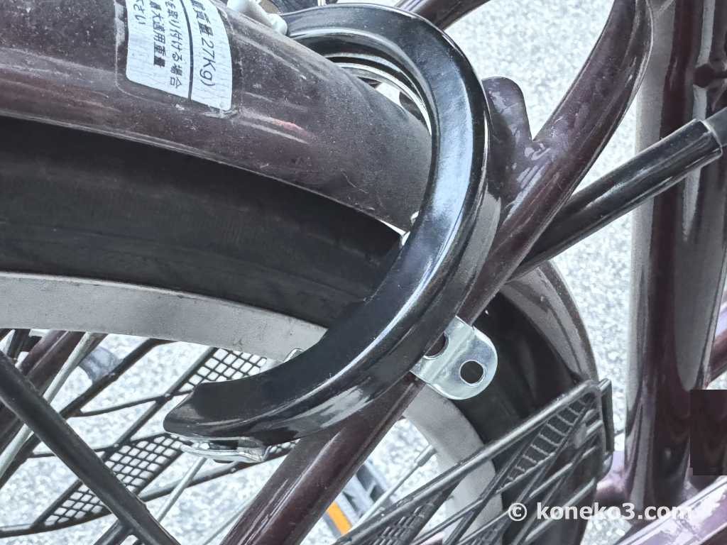 金具をフレームに固定する