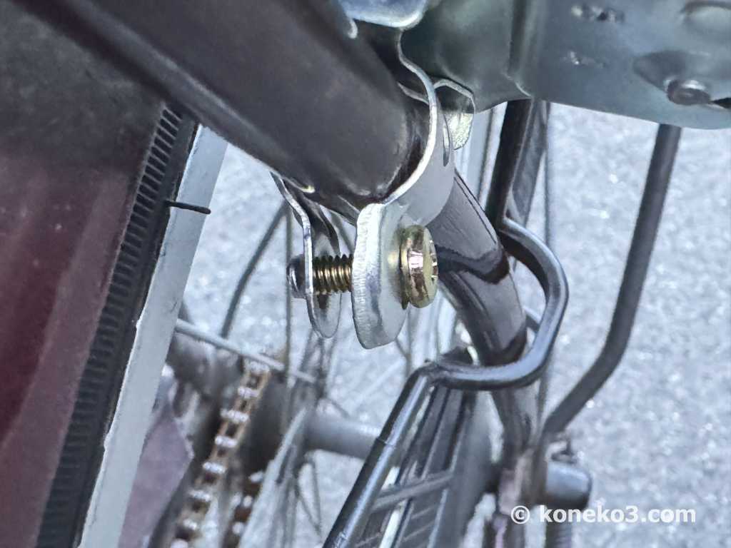 金具をビスでとめる