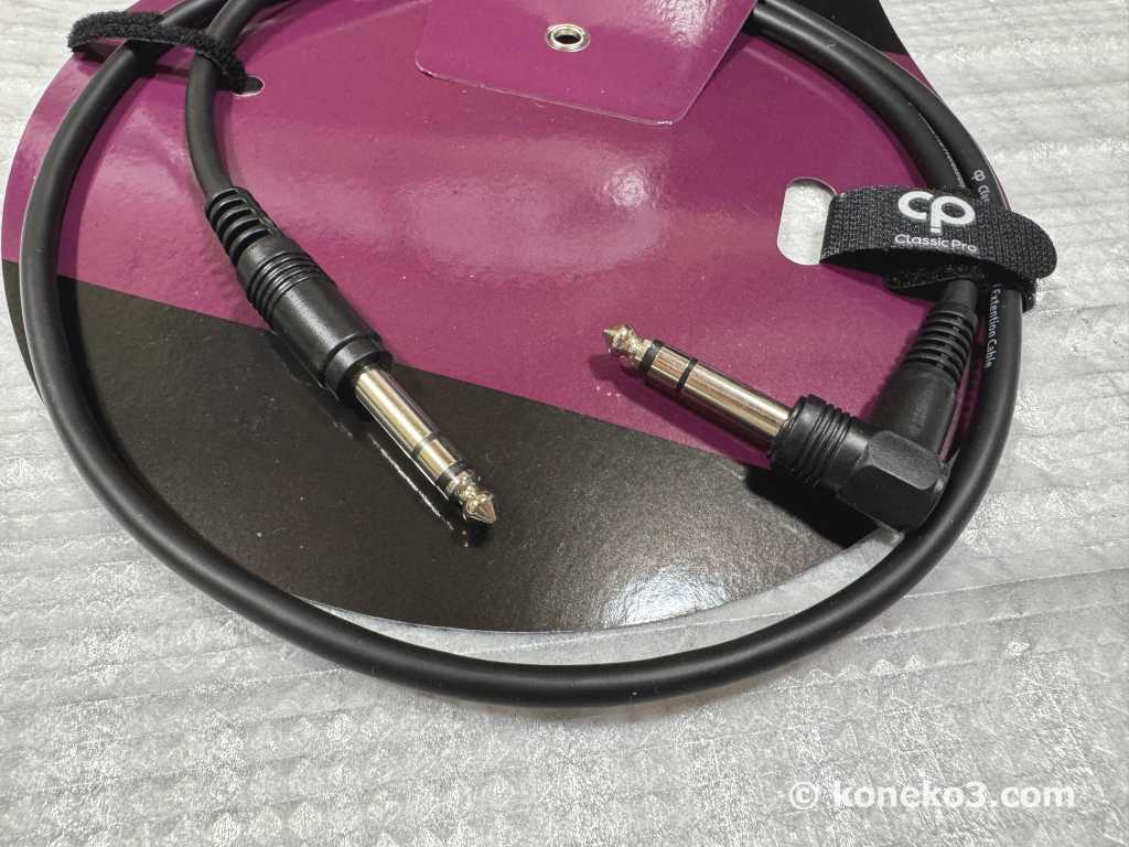 片側L字型プラグ採用