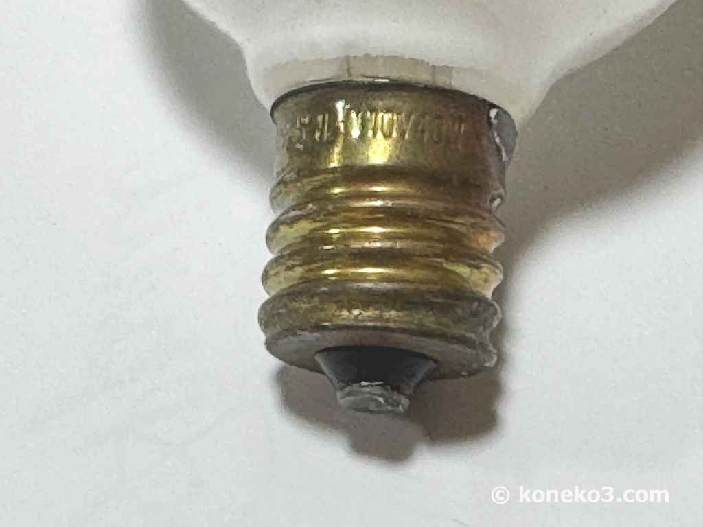 口金にある電圧と消費電力の刻印